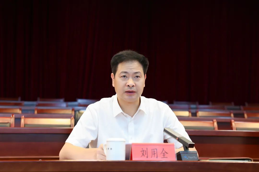 区委书记讲授深入贯彻中央八项规定精神学习教育专题党课