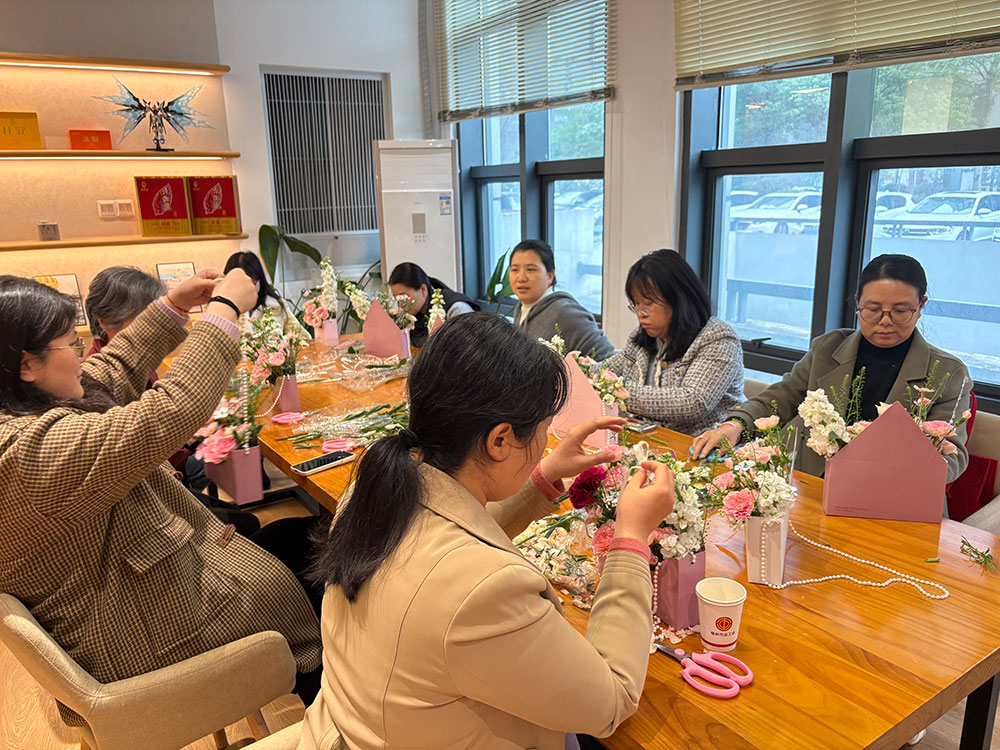 以花为礼，定格美好｜福州软件园这场插花活动，致敬最美的她
