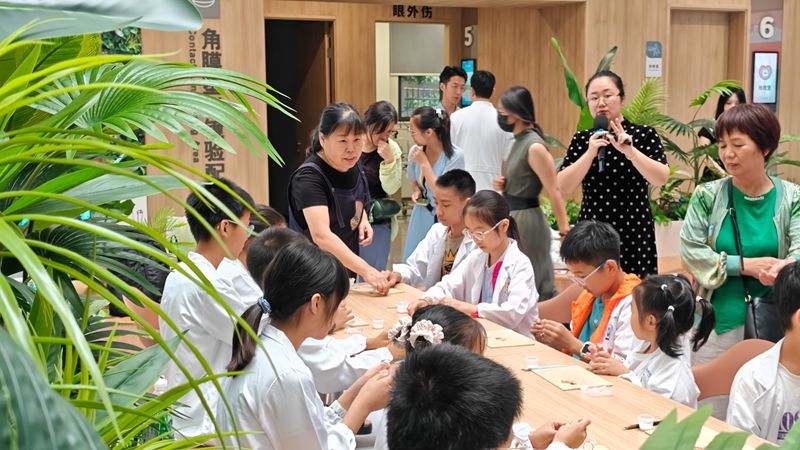 指尖雕木景 护眼伴成长|鼓楼区“小小护眼探险家”首期研学开营 指尖雕木景 护眼伴成长|鼓楼区“小小护眼探险家”首期研学开营