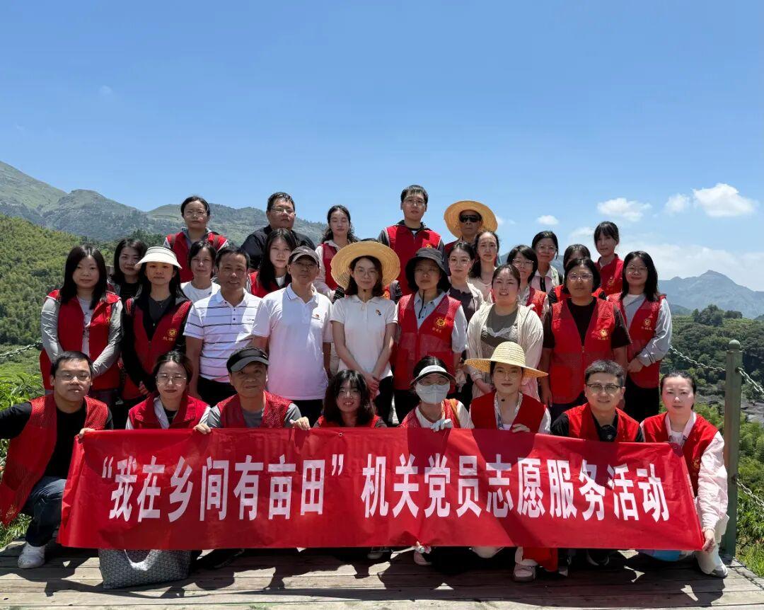区直机关多部门联合开展“我在乡间有亩田活动”.jpg