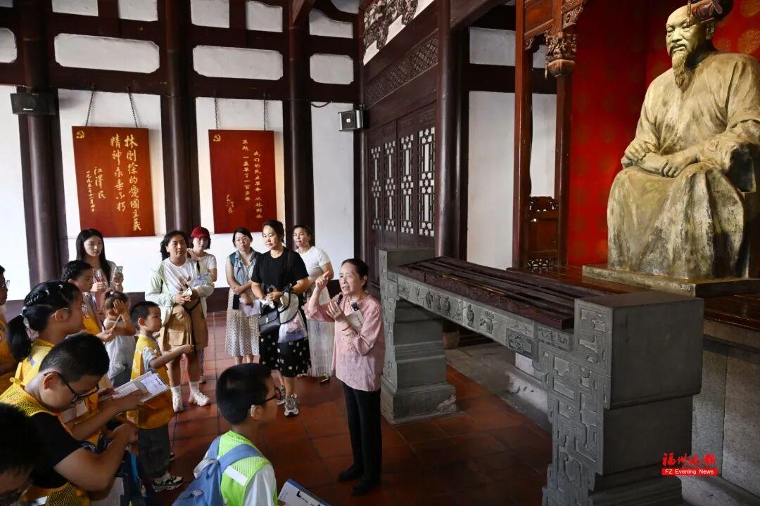 4871--林则徐后裔林祝光老奶奶向榕奇学子们讲述林则徐家训《十无益》。本报记者 叶诚 摄.JPG
