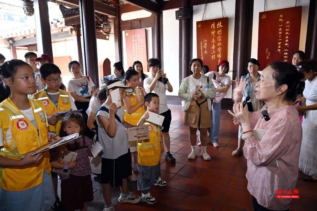 4867--林则徐后裔林祝光老奶奶向榕奇学子们讲述林则徐家训《十无益》。本报记者 叶诚 摄.JPG