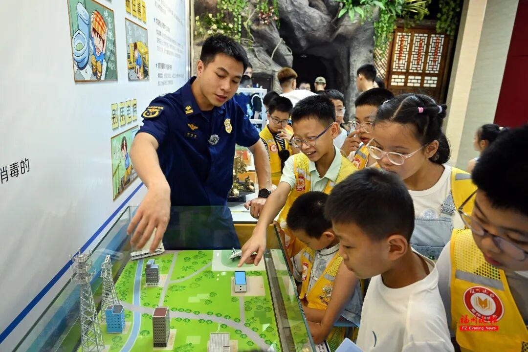 6166--地震预警原理演示。记者 叶诚 摄.JPG