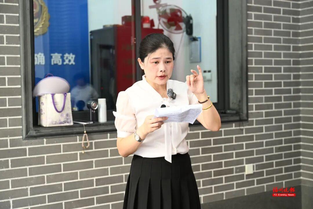 6450---钱塘小学吴老师授课。记者 叶诚 摄.JPG