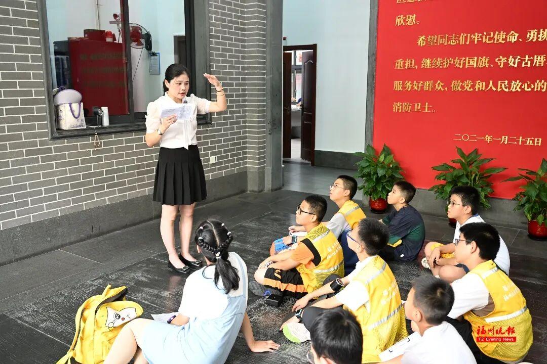 6456--钱塘小学吴老师授课。记者 叶诚 摄.JPG