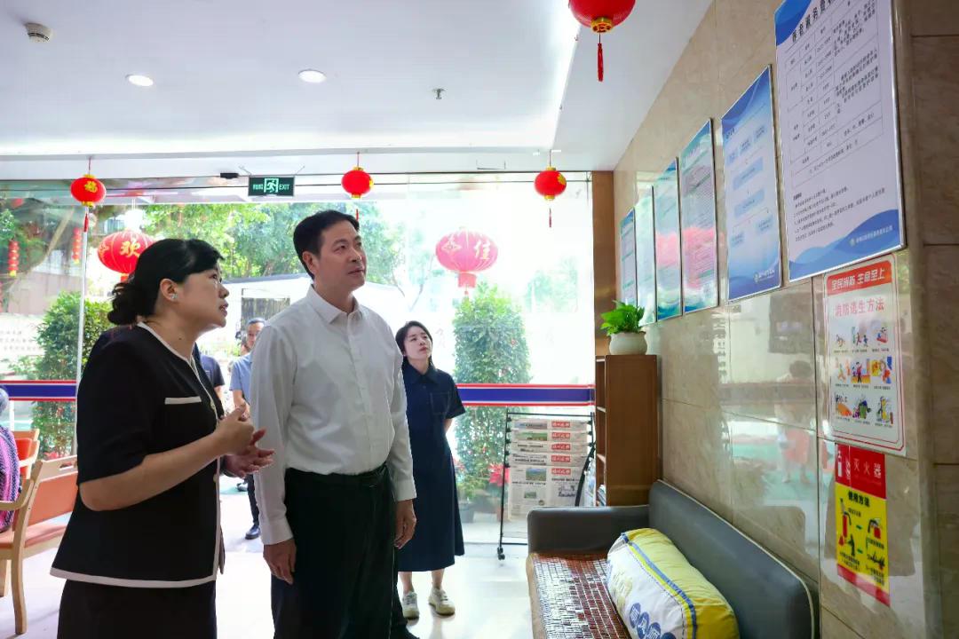 区委主要领导调研督导群腐集中整治工作
