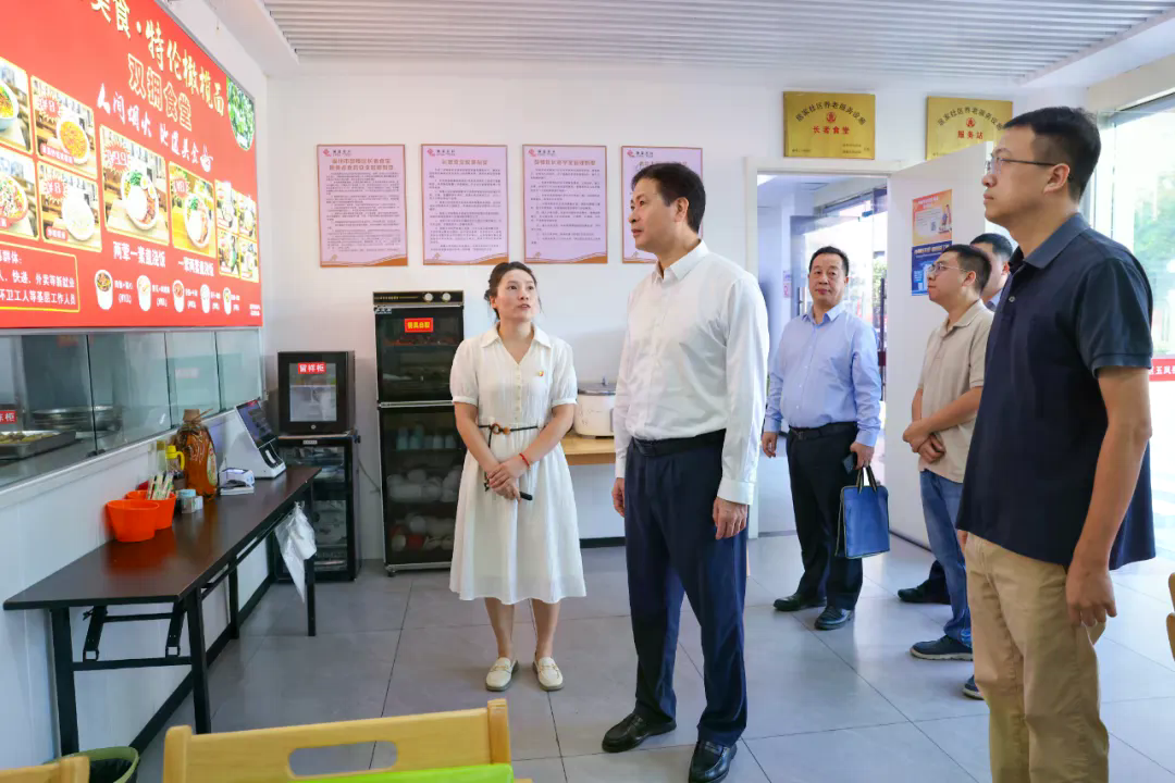 区委主要领导调研社区工作