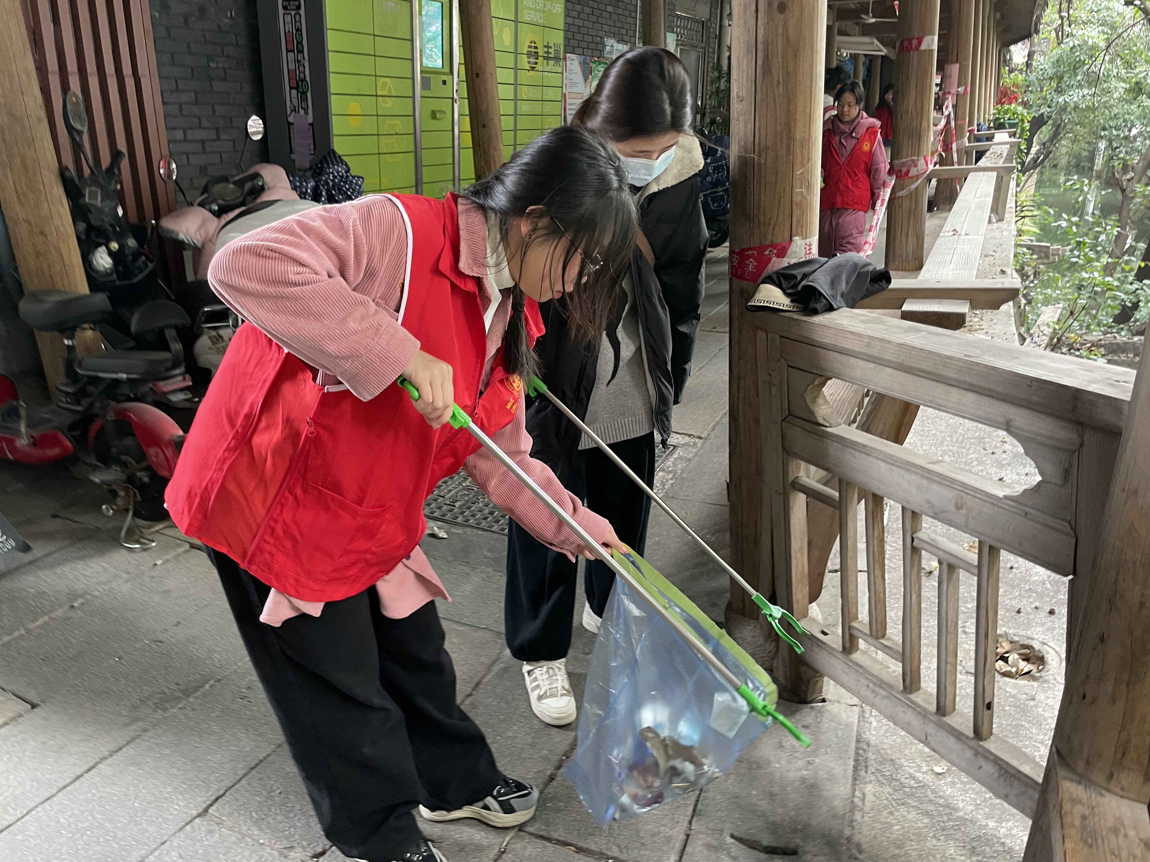 三坊七巷社区:开展"护河爱水,清洁家园"志愿活动