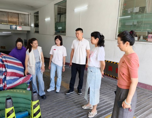 为深化实施新时代“堡垒工程”,充分发挥基层党组织战斗堡垒和党员先锋模范作用,切实筑牢辖区防汛安全防线。2026年7月10日,温泉街道包会领导带队在汤边社区开展防汛专项督导检查。街道包社区干部全员下沉一线,联动社区工作人员、网格员、党员志愿者开展辖区全域隐患巡查。 (11)