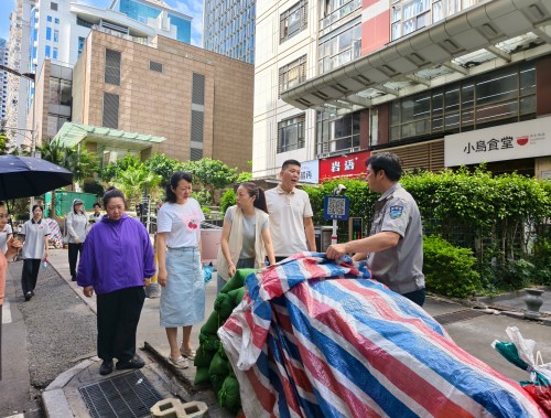 为深化实施新时代“堡垒工程”,充分发挥基层党组织战斗堡垒和党员先锋模范作用,切实筑牢辖区防汛安全防线。2026年7月10日,温泉街道包会领导带队在汤边社区开展防汛专项督导检查。街道包社区干部全员下沉一线,联动社区工作人员、网格员、党员志愿者开展辖区全域隐患巡查。 (4)