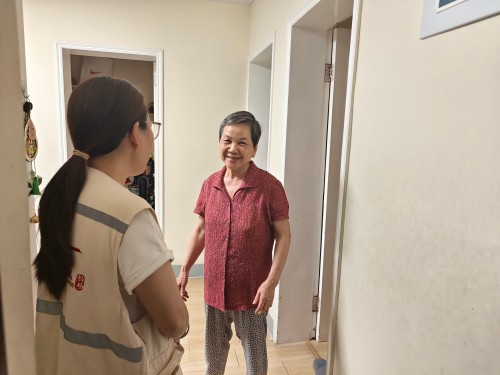 为深化实施新时代“堡垒工程”,充分发挥基层党组织战斗堡垒和党员先锋模范作用,切实筑牢辖区防汛安全防线。2026年7月10日,温泉街道包会领导带队在汤边社区开展防汛专项督导检查。街道包社区干部全员下沉一线,联动社区工作人员、网格员、党员志愿者开展辖区全域隐患巡查。 (6)