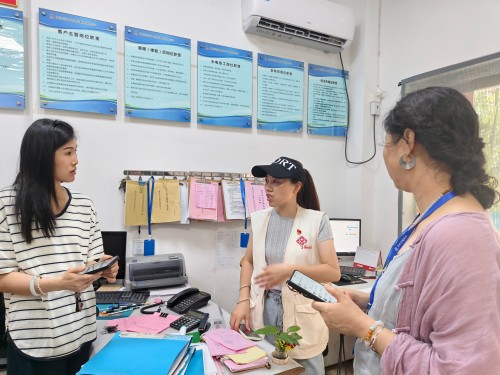 为深化实施新时代“堡垒工程”,充分发挥基层党组织战斗堡垒和党员先锋模范作用,切实筑牢辖区防汛安全防线。2026年7月10日,温泉街道包会领导带队在汤边社区开展防汛专项督导检查。街道包社区干部全员下沉一线,联动社区工作人员、网格员、党员志愿者开展辖区全域隐患巡查。 (14)