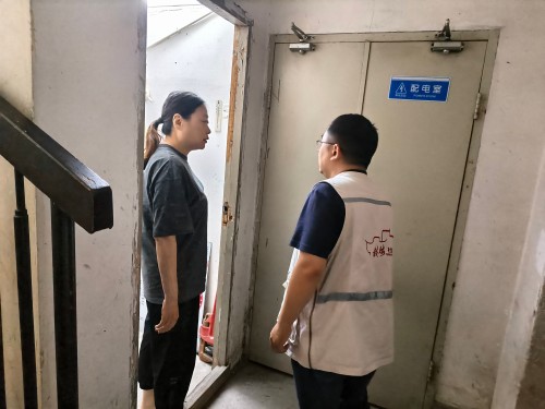 为深化实施新时代“堡垒工程”,充分发挥基层党组织战斗堡垒和党员先锋模范作用,切实筑牢辖区防汛安全防线。2026年7月10日,温泉街道包会领导带队在汤边社区开展防汛专项督导检查。街道包社区干部全员下沉一线,联动社区工作人员、网格员、党员志愿者开展辖区全域隐患巡查。 (12)