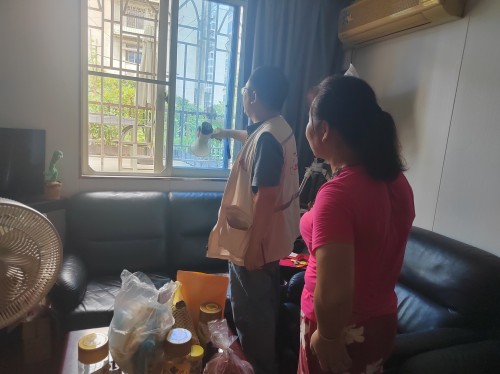 为深化实施新时代“堡垒工程”,充分发挥基层党组织战斗堡垒和党员先锋模范作用,切实筑牢辖区防汛安全防线。2026年7月10日,温泉街道包会领导带队在汤边社区开展防汛专项督导检查。街道包社区干部全员下沉一线,联动社区工作人员、网格员、党员志愿者开展辖区全域隐患巡查。 (1)