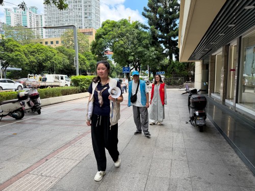 为深化实施新时代“堡垒工程”,充分发挥基层党组织战斗堡垒和党员先锋模范作用,切实筑牢辖区防汛安全防线。2026年7月10日,温泉街道包会领导带队在汤边社区开展防汛专项督导检查。街道包社区干部全员下沉一线,联动社区工作人员、网格员、党员志愿者开展辖区全域隐患巡查。 (2)