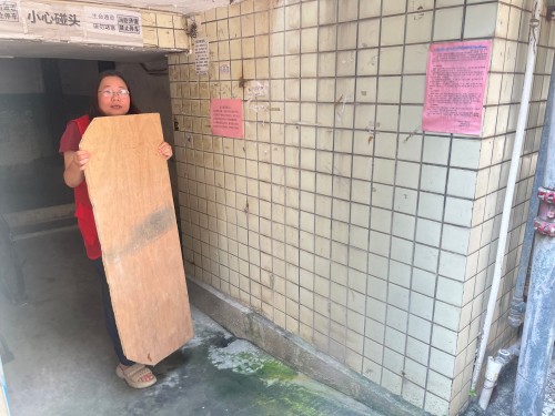 2026年8月1日上午,温泉街道党工委组织、统战委员路燕带队,集结街道包会干部、社区工作人员、鼓楼区城投房地产房屋征收有限责任公司党支部、鼓楼区经营开发党支部志愿者及学生志愿者,共同开展“护河爱水 清洁家园”志愿服务活动。 (3)