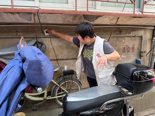 2026年8月1日上午,温泉街道党工委组织、统战委员路燕带队,集结街道包会干部、社区工作人员、鼓楼区城投房地产房屋征收有限责任公司党支部、鼓楼区经营开发党支部志愿者及学生志愿者,共同开展“护河爱水 清洁家园”志愿服务活动。 (12)