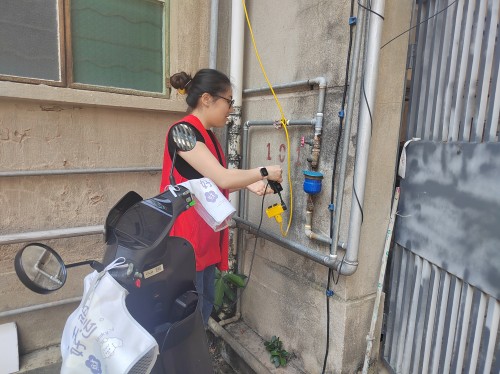 2026年8月1日上午,温泉街道党工委组织、统战委员路燕带队,集结街道包会干部、社区工作人员、鼓楼区城投房地产房屋征收有限责任公司党支部、鼓楼区经营开发党支部志愿者及学生志愿者,共同开展“护河爱水 清洁家园”志愿服务活动。 (13)