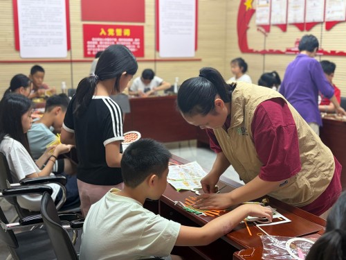 8月13日,汤边攀讲系列活动之“非遗巧手工·夏日趣成长”暑期手工夏令营第四课竹间寻趣·妙编竹艺6