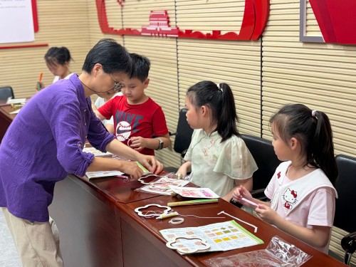 8月13日,汤边攀讲系列活动之“非遗巧手工·夏日趣成长”暑期手工夏令营第四课竹间寻趣·妙编竹艺5