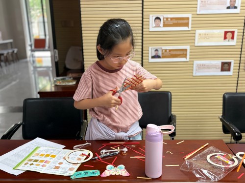 8月13日,汤边攀讲系列活动之“非遗巧手工·夏日趣成长”暑期手工夏令营第四课竹间寻趣·妙编竹艺8