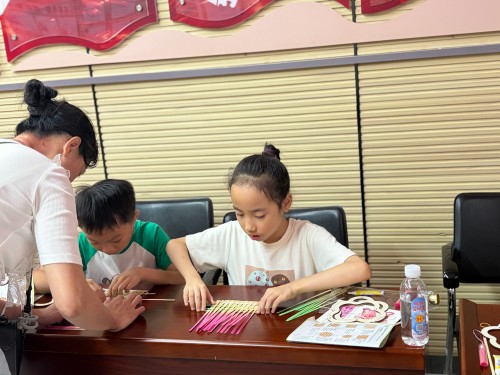 8月13日,汤边攀讲系列活动之“非遗巧手工·夏日趣成长”暑期手工夏令营第四课竹间寻趣·妙编竹艺9